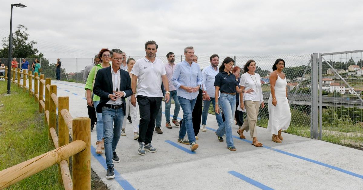 Rueda inaugura a "estrada para bicis" de Santiago cun laio polo seu trazado, condicionado por Patrimonio da Xunta