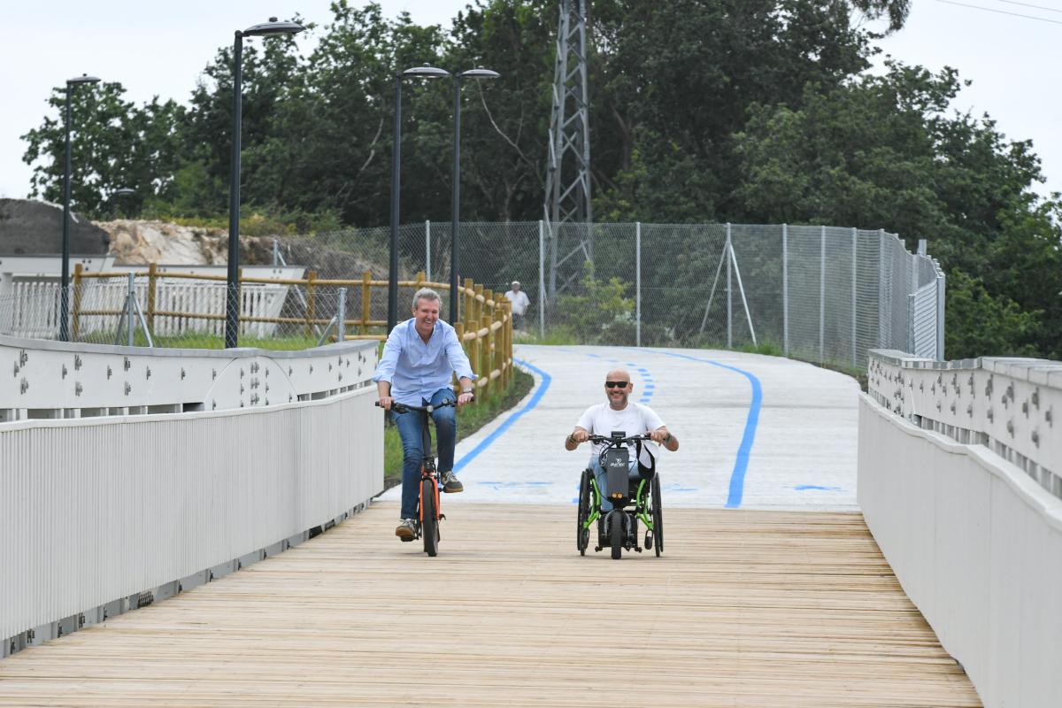 Alfonso Rueda e o sonense Anxo Queiruga (COGAMI) participan na inauguración da senda peonil e ciclista entre O Milladoiro e Santiago