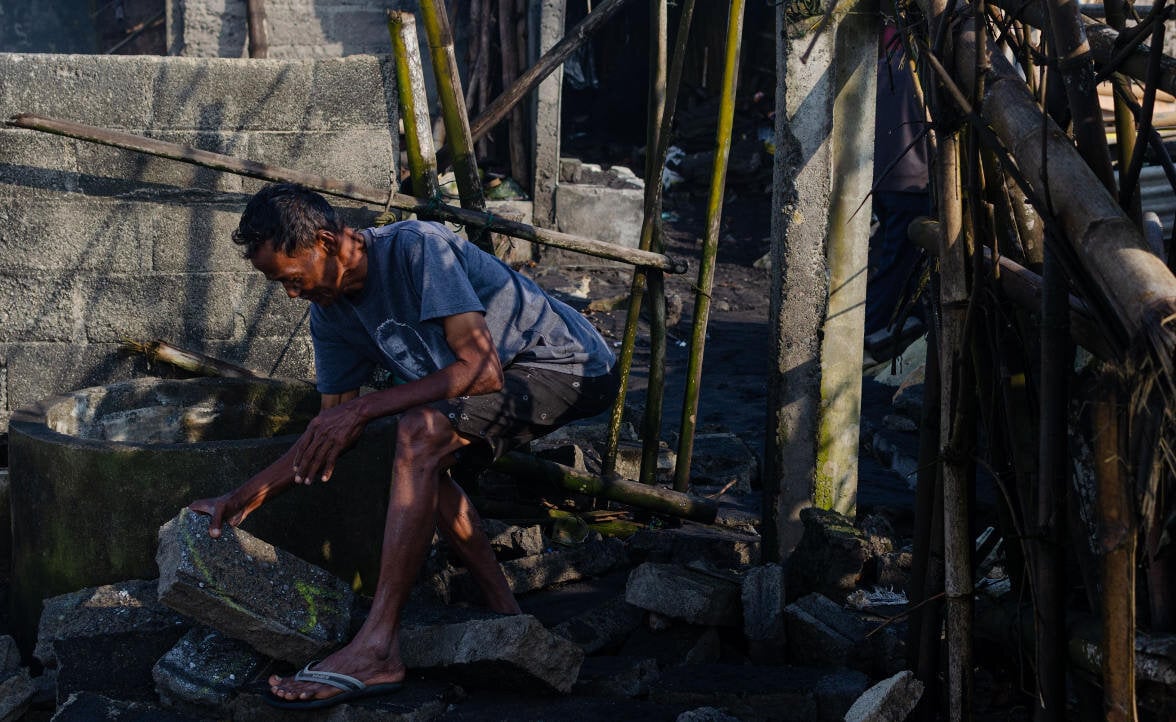 Polo menos 14 mortos tras un terremoto de 7,7 graos na illa de Flores, en Indonesia