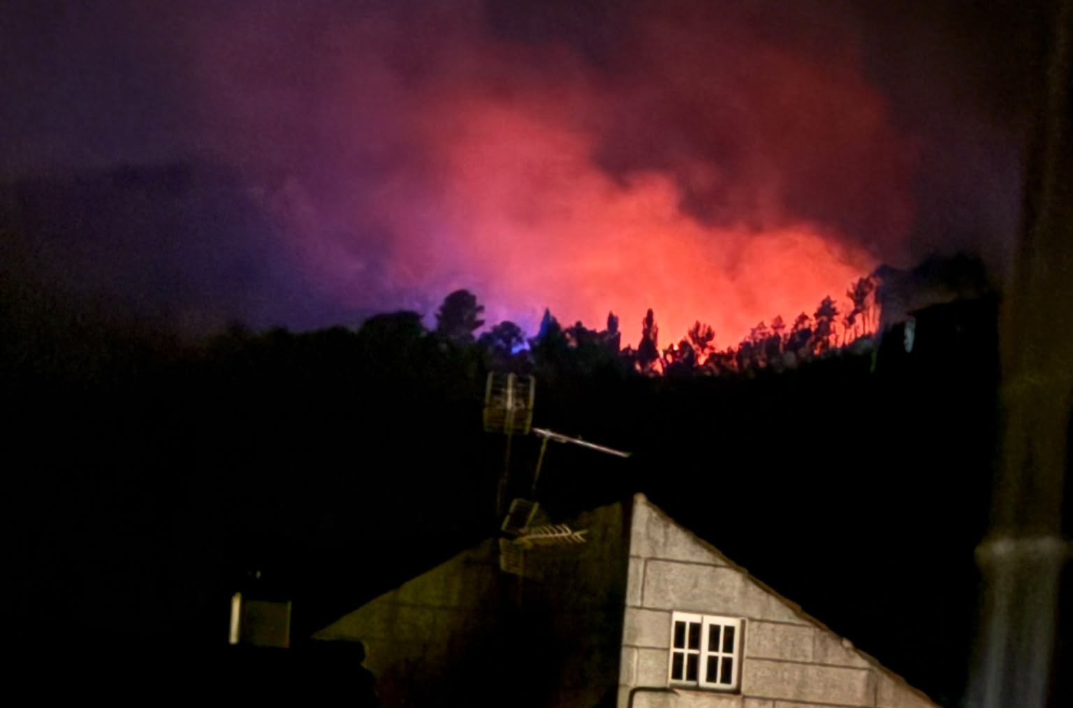 A seca alimenta os incendios: un extinguido, varios estabilizados e unha noite sen tregua