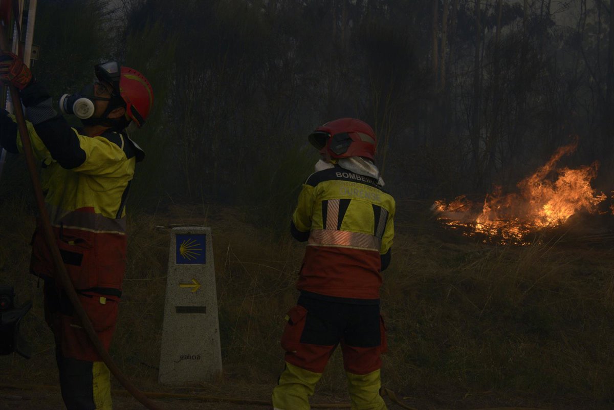 Un incendio queima 20 hectáreas en Riós e achégase ao núcleo de Fumaces