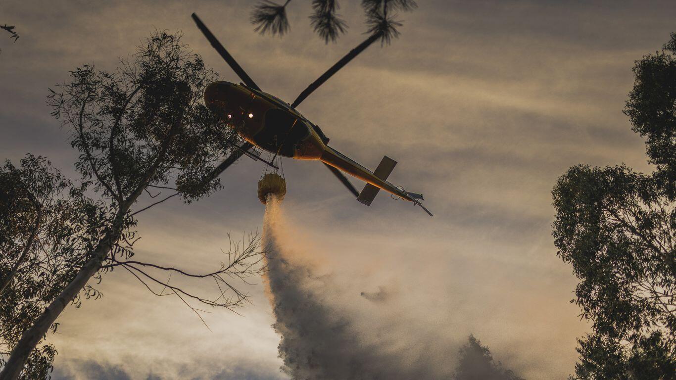 Controlado o incendio forestal de Lousame tras queimar unhas 30 hectáreas