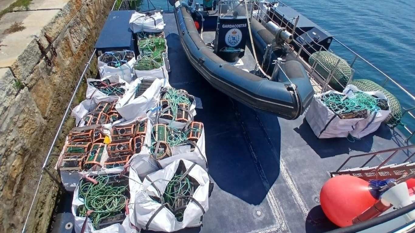 Gardacostas incauta 263 quilos de peixe e marisco e máis de 650 aparellos "ilegais" nunha semana