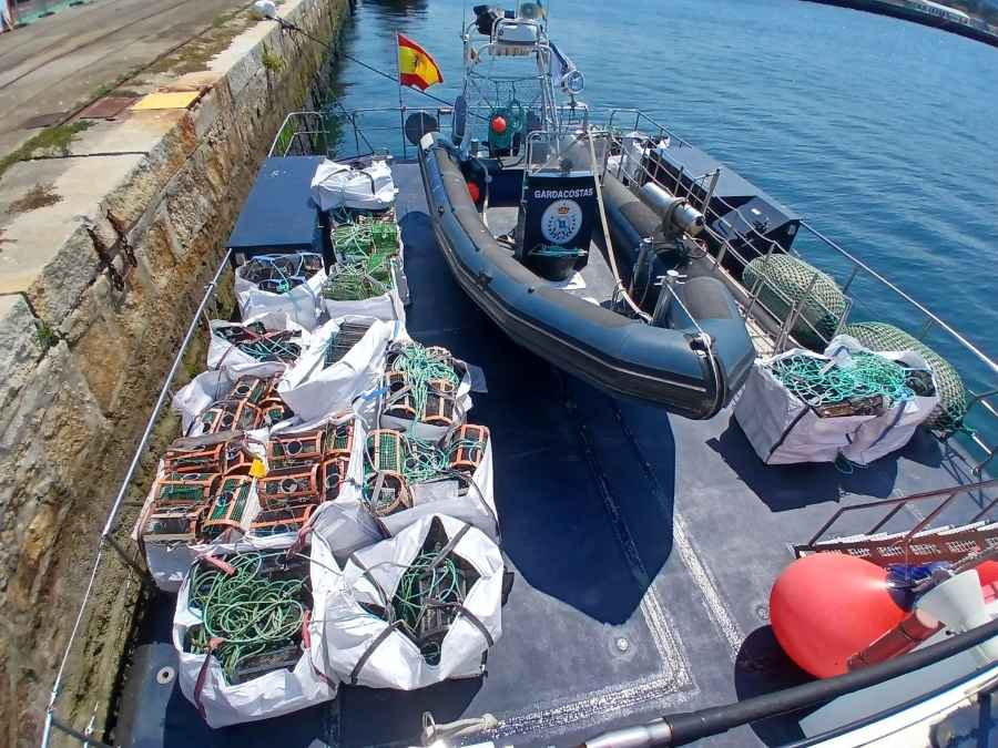 Gardacostas de Galicia intervén máis de 260 quilos de peixe e marisco e 656 aparellos ilegais nunha semana