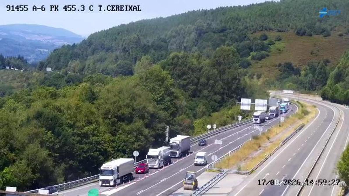 As obras na A-6 de Becerreá (Lugo) provocan seis quilómetros de colas en plena operación saída