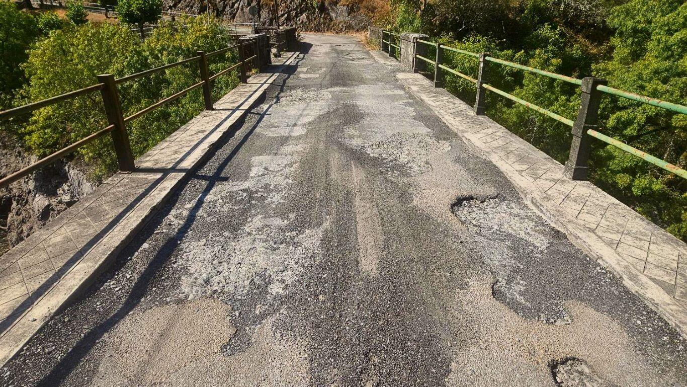 O estado da estrada que une a parroquia de Navea coa Pobra de Trives pon en perigo a veciñanza