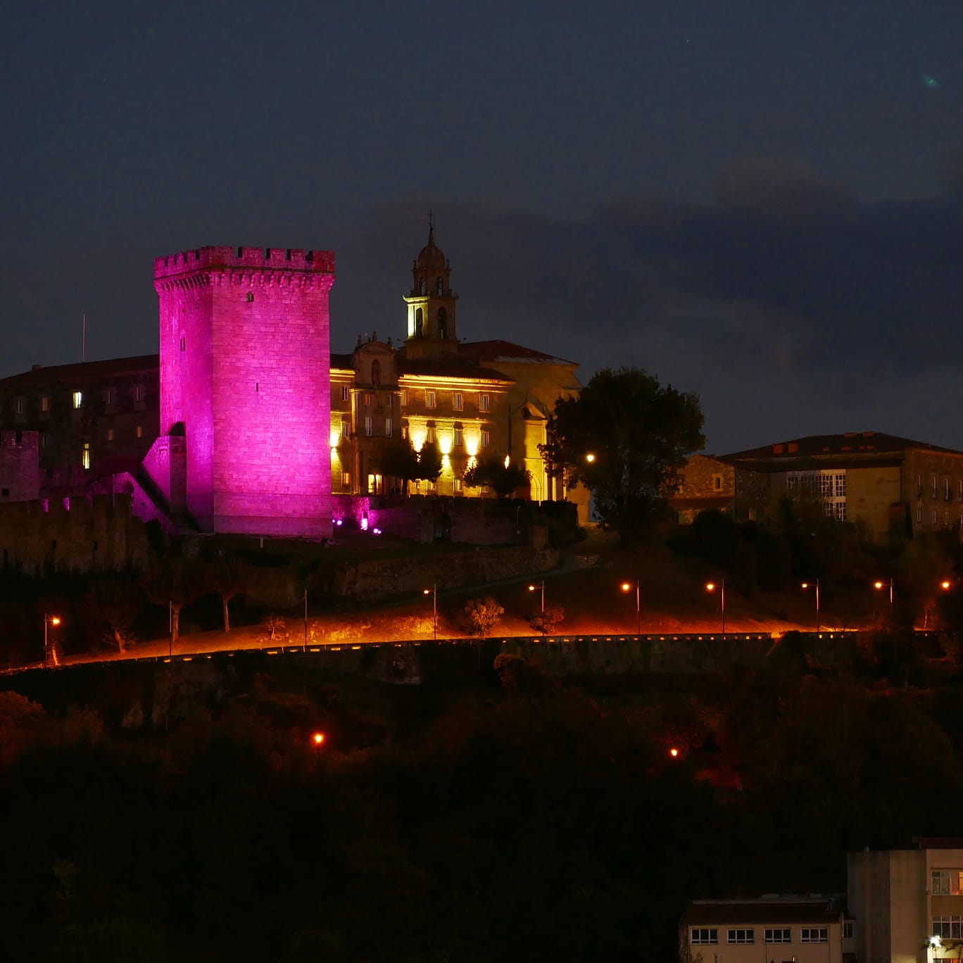 A Torre da Homenaxe monfortina iluminouse de fucsia para visibilizar o ‘Día mundial do Síndrome de Turner’