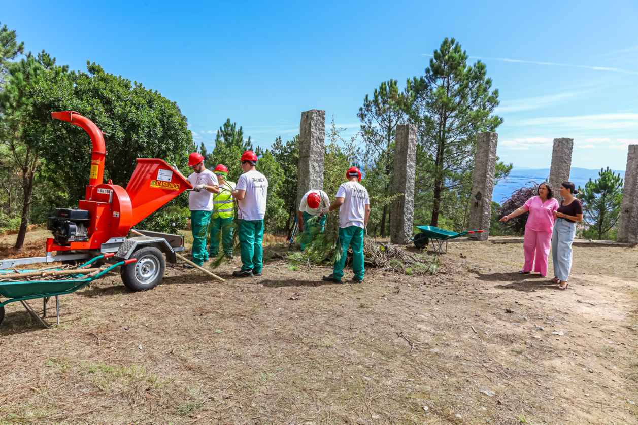 Belén do Campo e María Sampedro supervisan os traballos de carpintaría do Obradoiro de Emprego XI