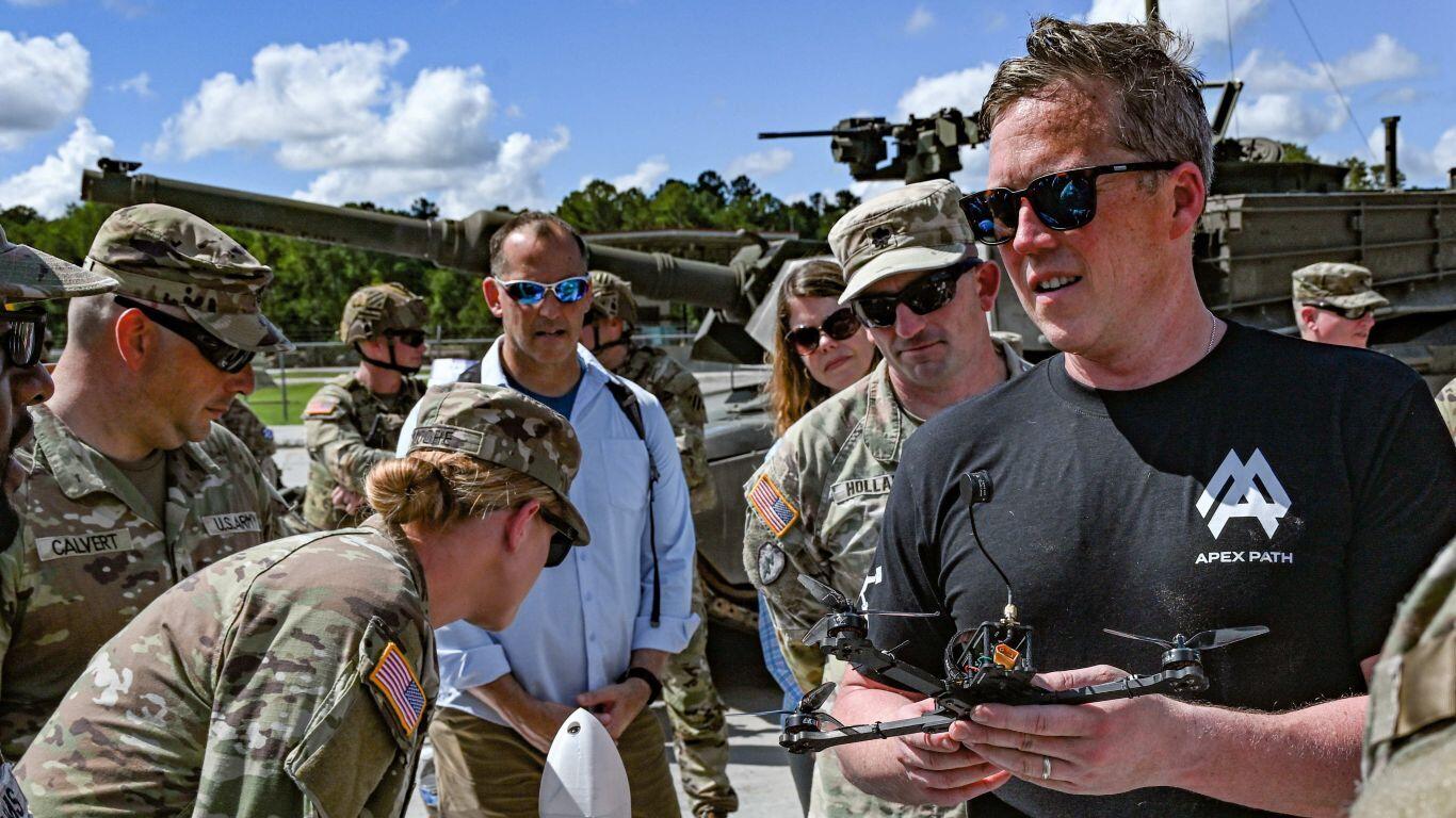 Nova baixa na cúpula militar de Trump: dimite Dan Driscoll, secretario do Exército
