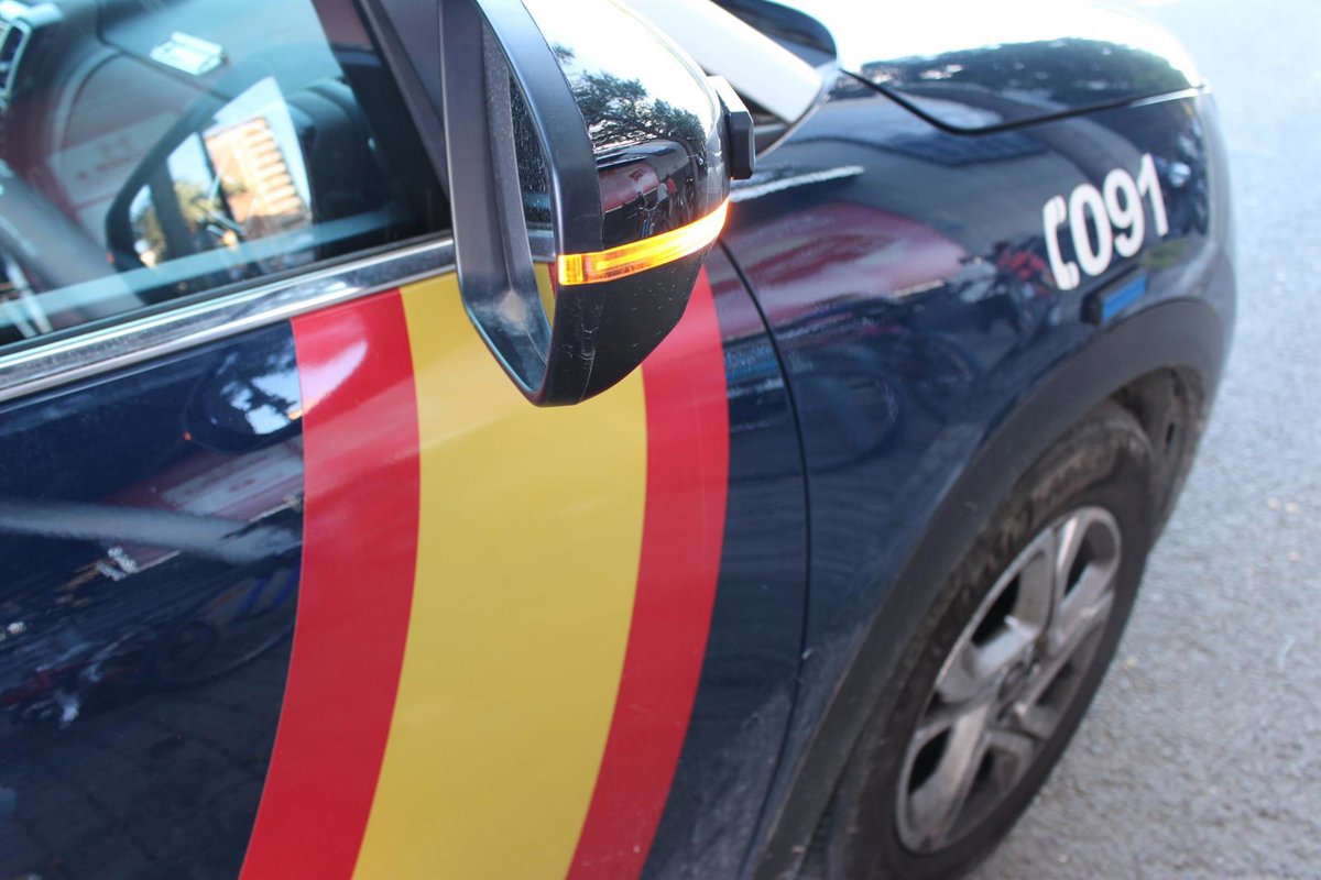 A Policía Nacional auxilia a unha muller agredida a botellazos polo seu marido en Santiago