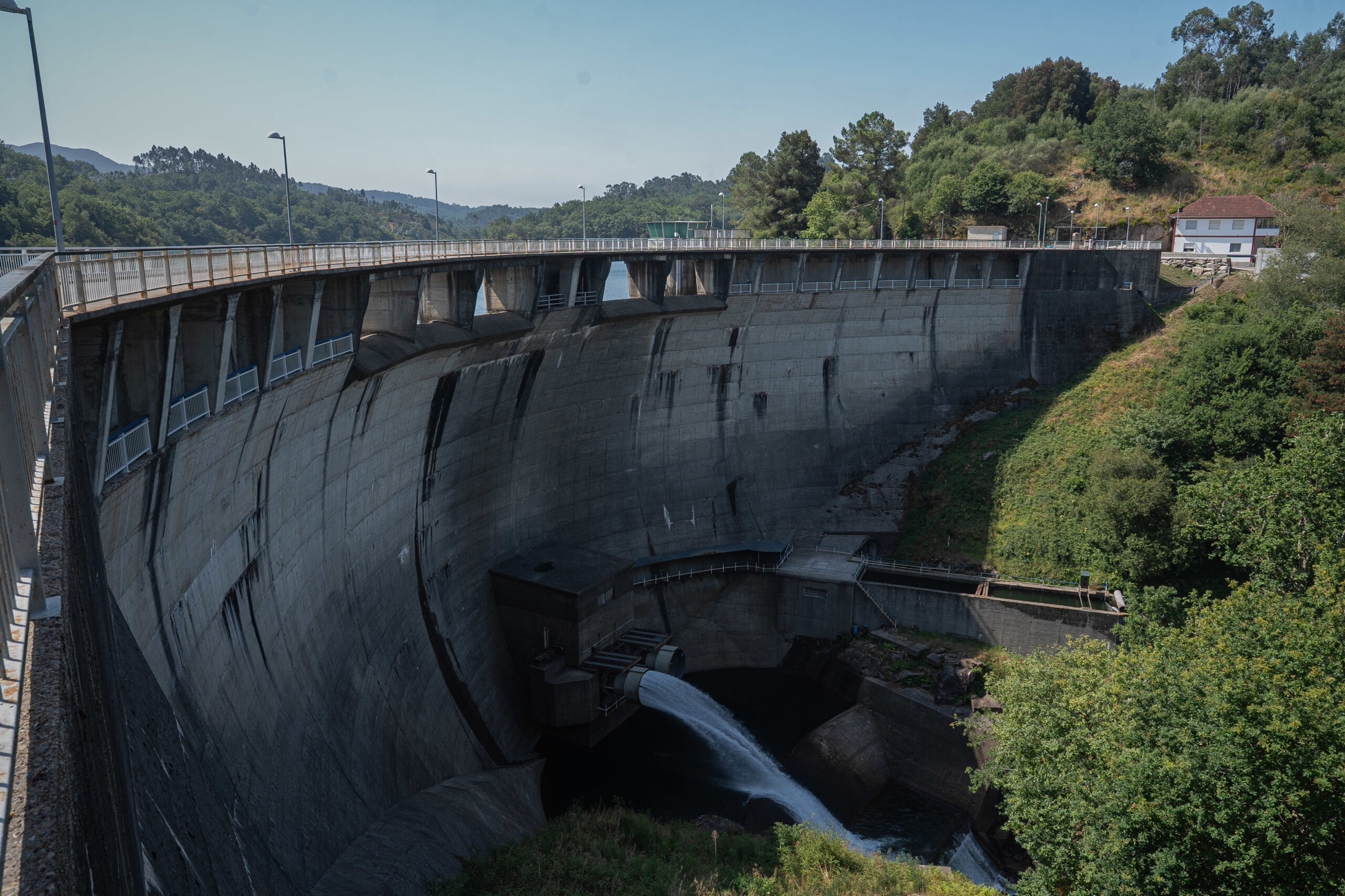 Vigo abastecerá de auga a Baiona desde o luns e carga contra a Xunta: “Onde está a Administración que ten que resolver o problema?”