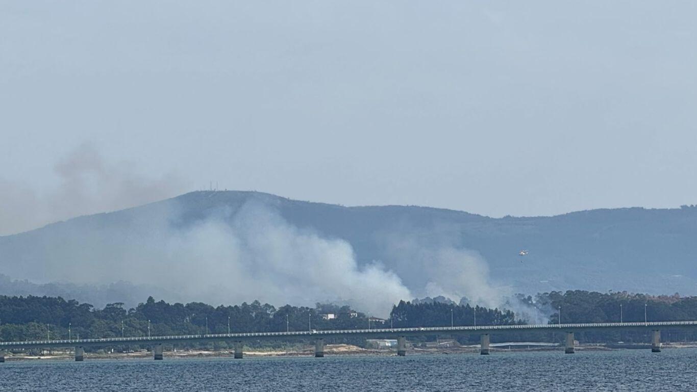 Estabilizado un incendio forestal en Vilanova de Arousa