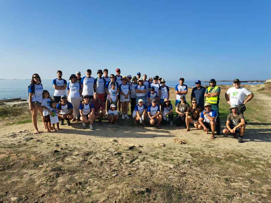 O voluntariado de Afundación retira case 165 quilos de lixo da praia da Ladeira en Corrubedo