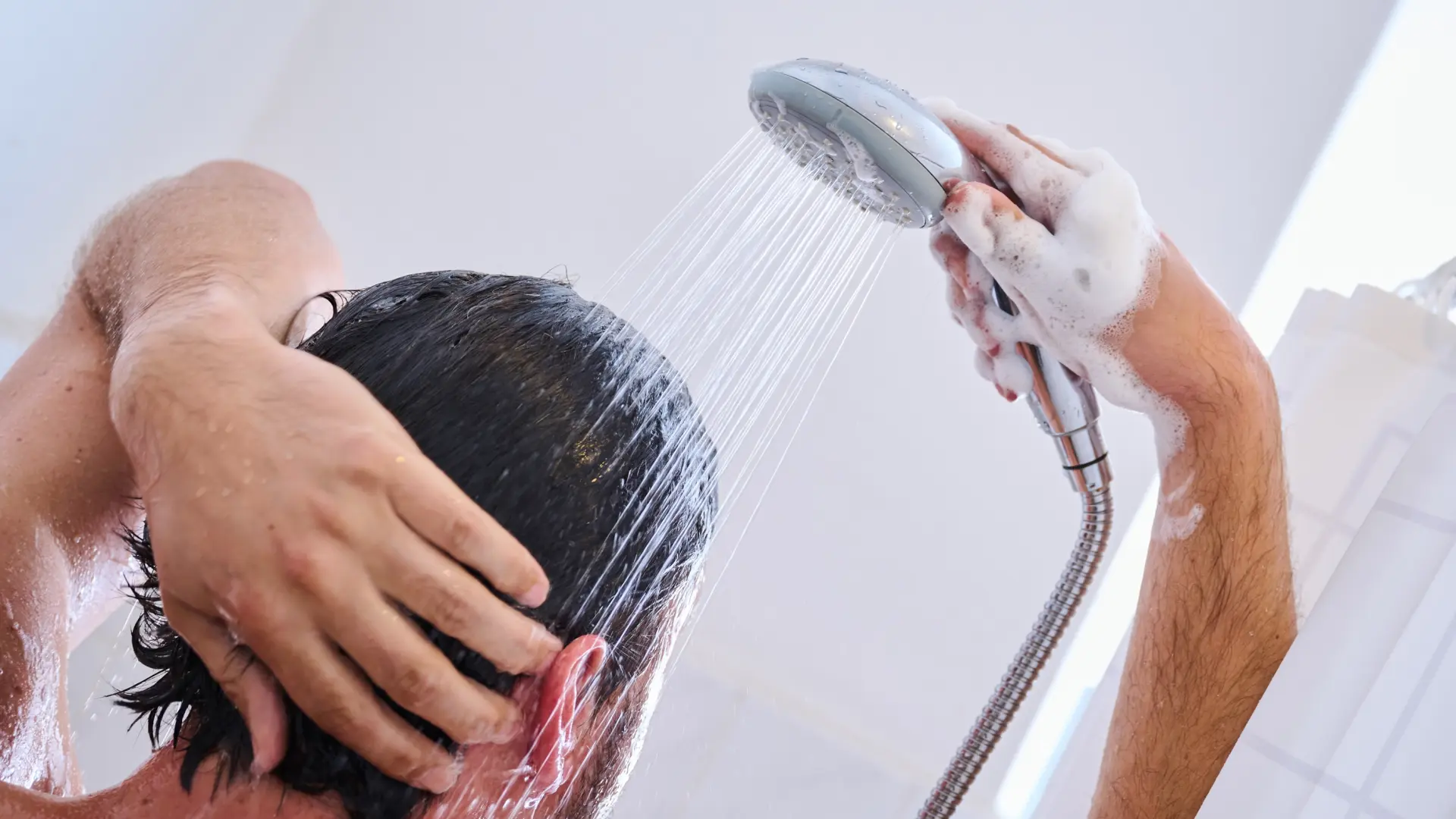 Esto es lo que debe durar una ducha, según la ciencia, y es menos de que piensas