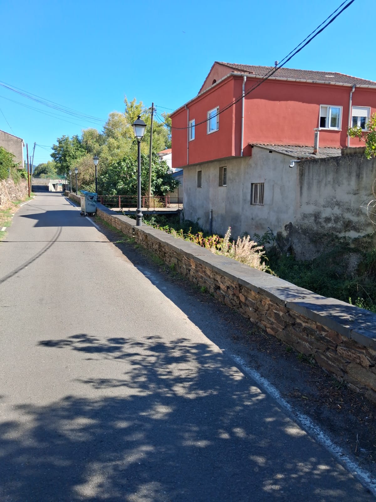 Queixas veciñais pola falta de información ao respecto das expropiacións para a senda peonil de Monforte