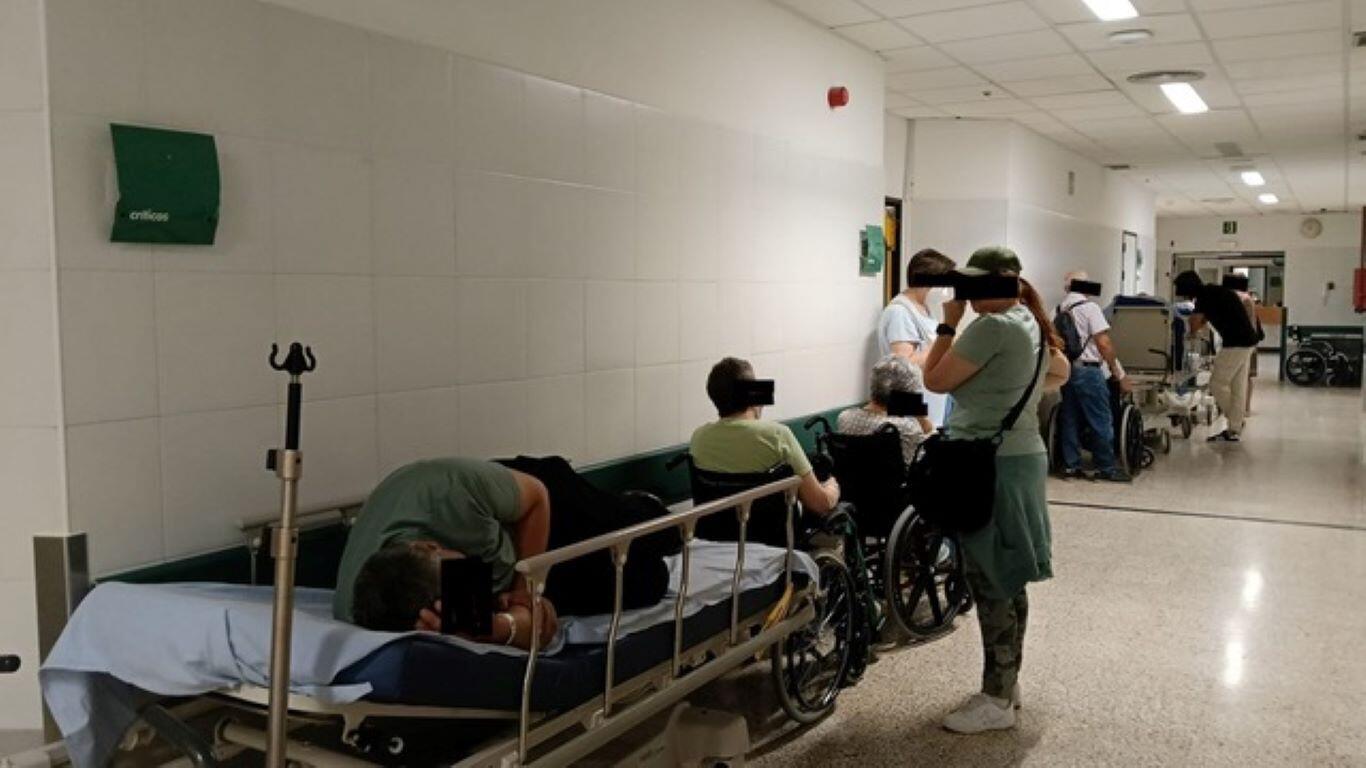 A Asociación de Pacientes e Usuarios do CHUS denuncia o "colapso" das urxencias con pacientes "graves" nos corredores