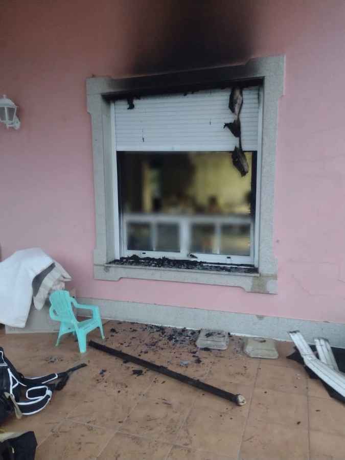 Un cigarro mal apagado provoca o incendio dunha vivenda na Chaínza, en Noia