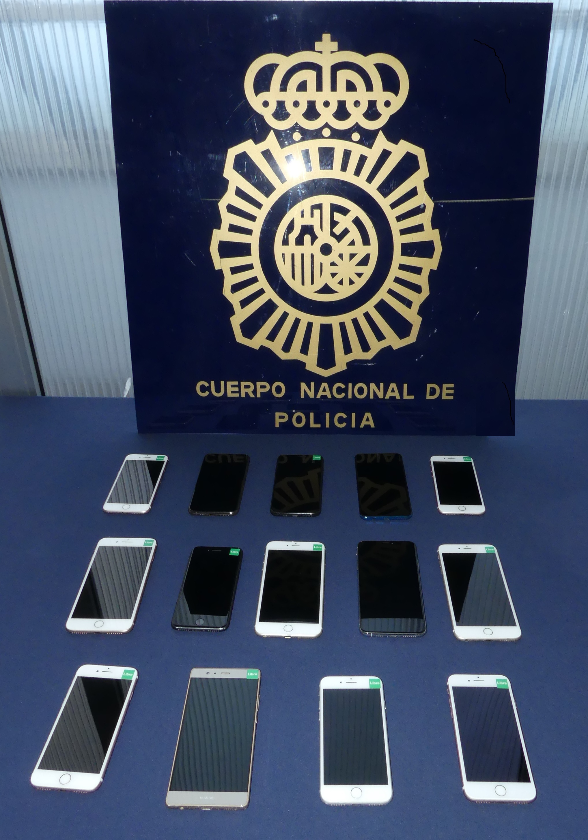 Varias persoas rouban mediante aluaxe nunha tenda de móbiles de Santiago