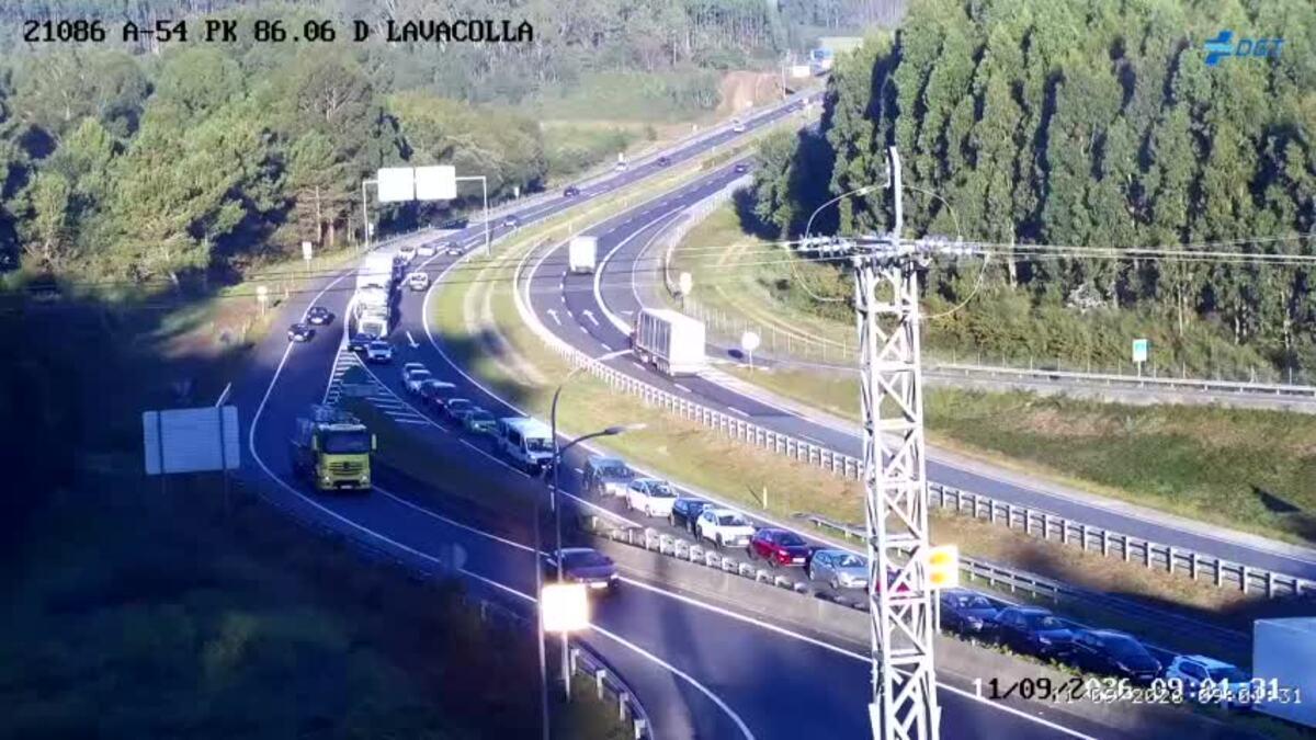 Accidente na autovía Lugo-Santiago: unha colisión por alcance con varios vehículos implicados obriga a cortar a vía á altura de Sabugueira