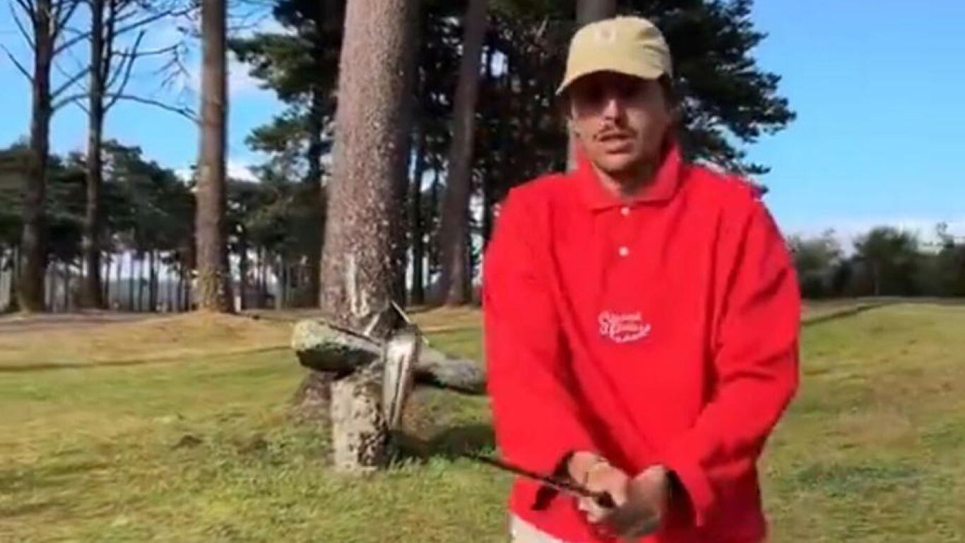 O xefe de prensa do vicepresidente da Deputación de Pontevedra (PP) brinca con golpear cun pau de golf nenos orfos que atopase pola rúa pedindo axuda