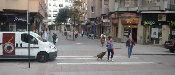 Dúas persoas resultan feridas ao caerlles unha árbore enriba na rúa Barcelona