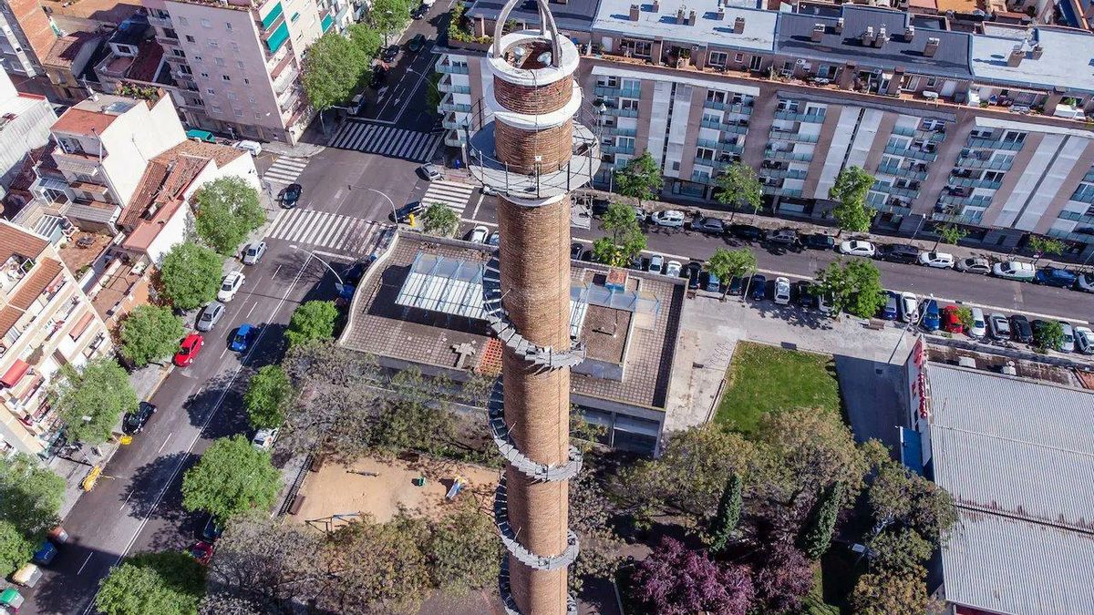 De 234 escalones, es considerada la chimenea con escalera más alta del mundo y fue construida en 1958 en esta localidad de Barcelona