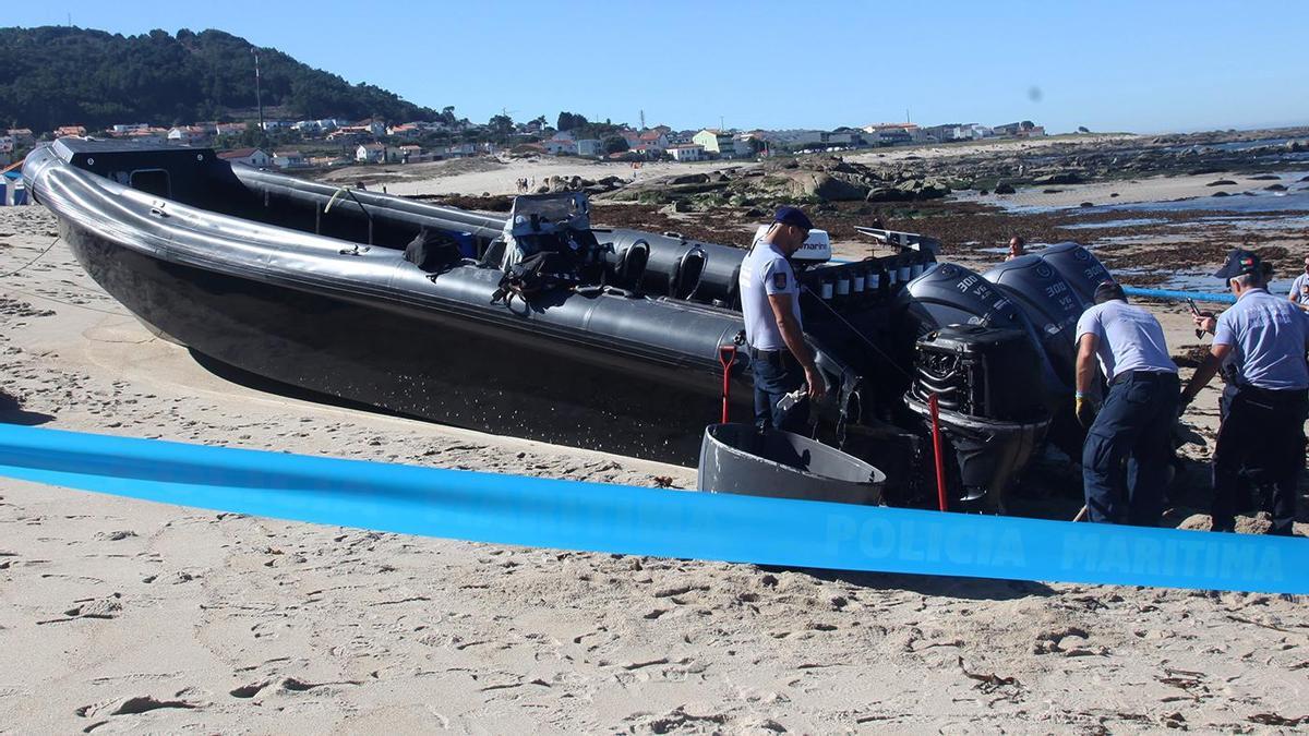 Unha narcolancha encalla nunha praia de Caminha e deteñen a un tripulante