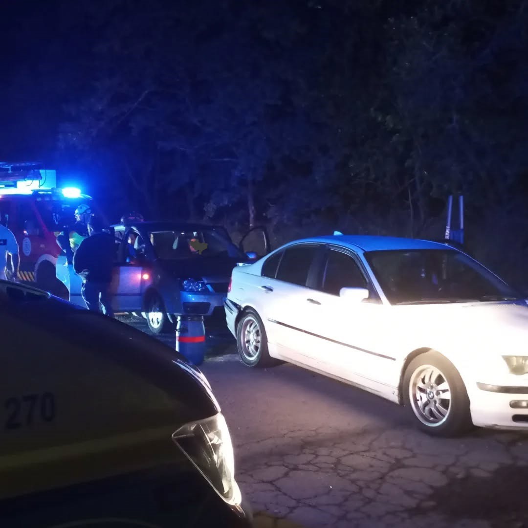 Un coche acaba no tellado dun alpendre tras saír da vía e atravesar varias fincas