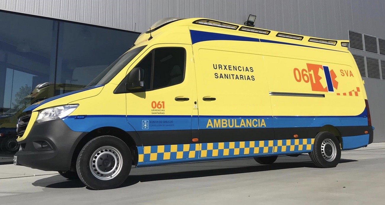 Un ferido excarcerado tras chocar un coche e un autobús na Gran Vía