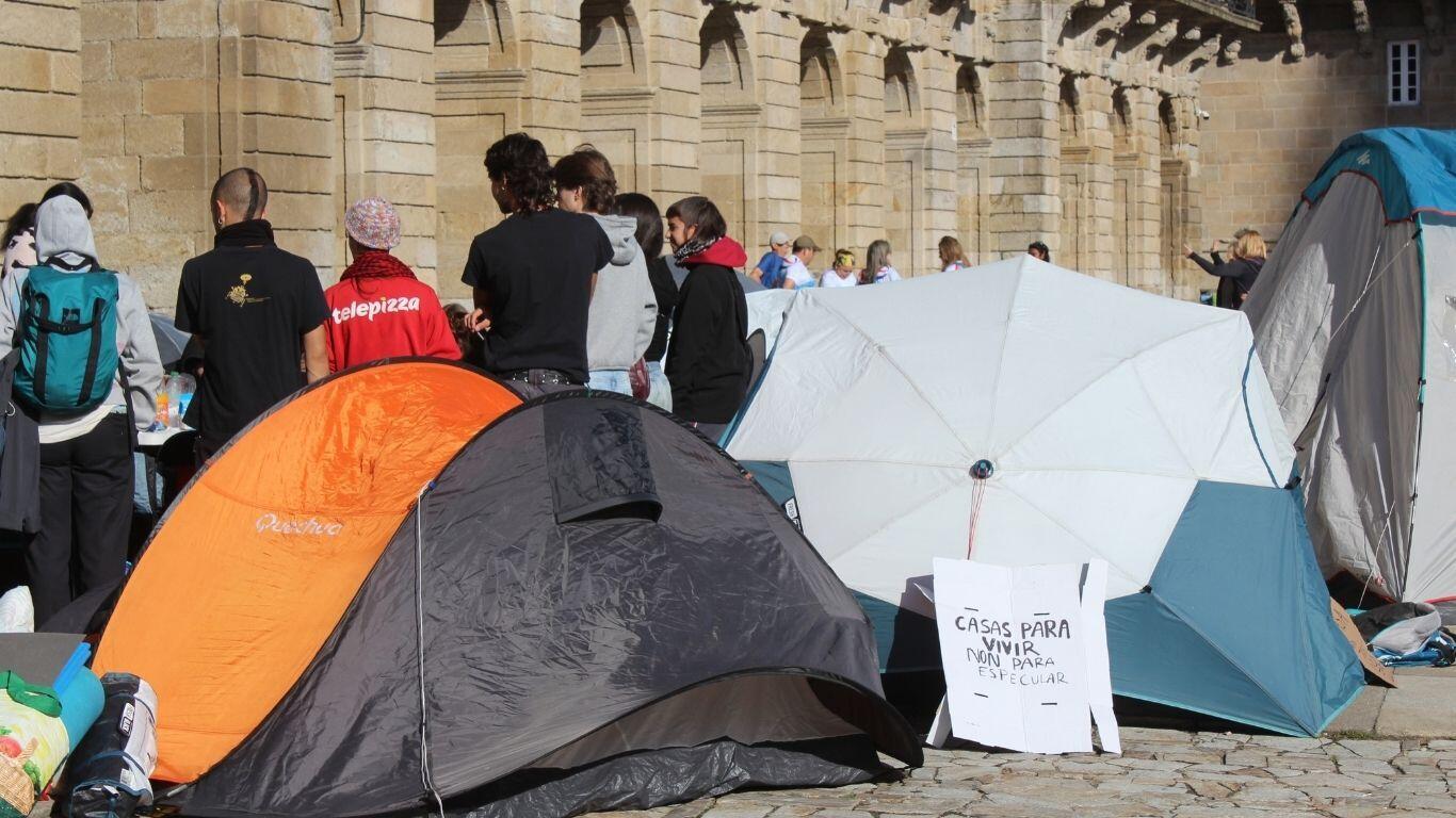 A acampada do Obradoiro pola vivenda afronta a súa segunda xornada: "Cada día somos máis"