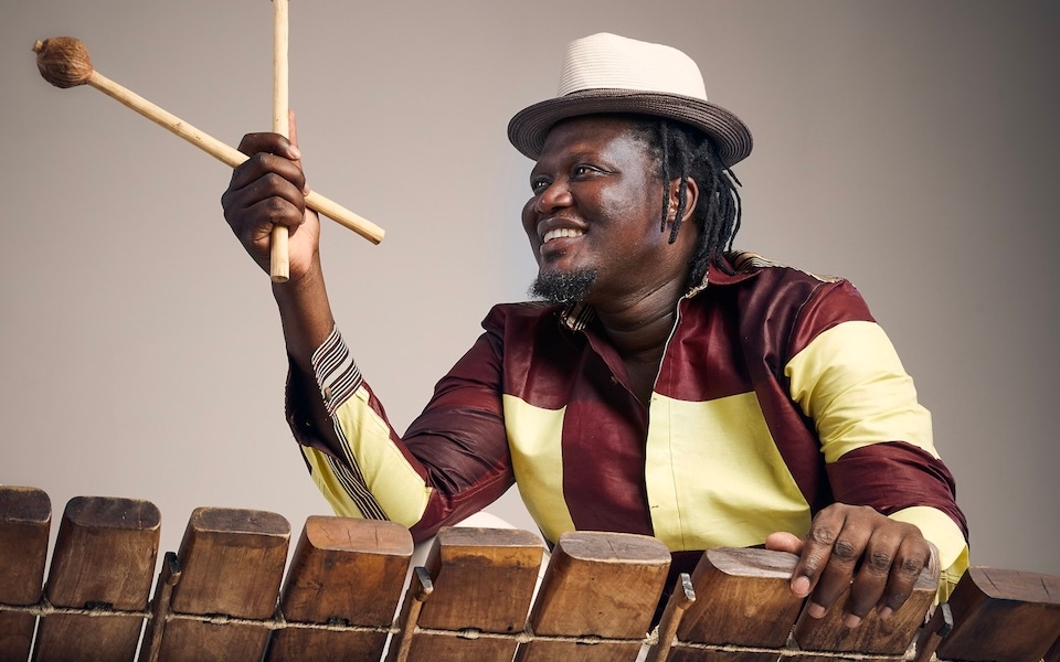 O universo sonoro de Mozambique chega este domingo a Corcubión co músico Cheny Wa Gune