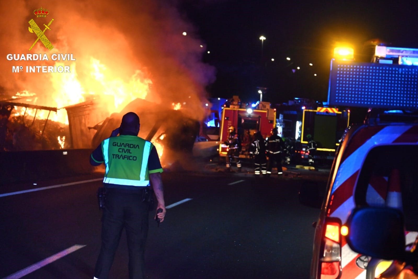 Reabre a AP-9 tras o incendio dun camión que envorcara na vía