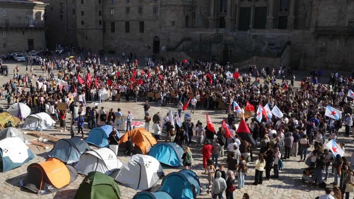Centos de persoas reclaman en Compostela “solucións permanentes” á crise da vivenda e chaman á folga xeral