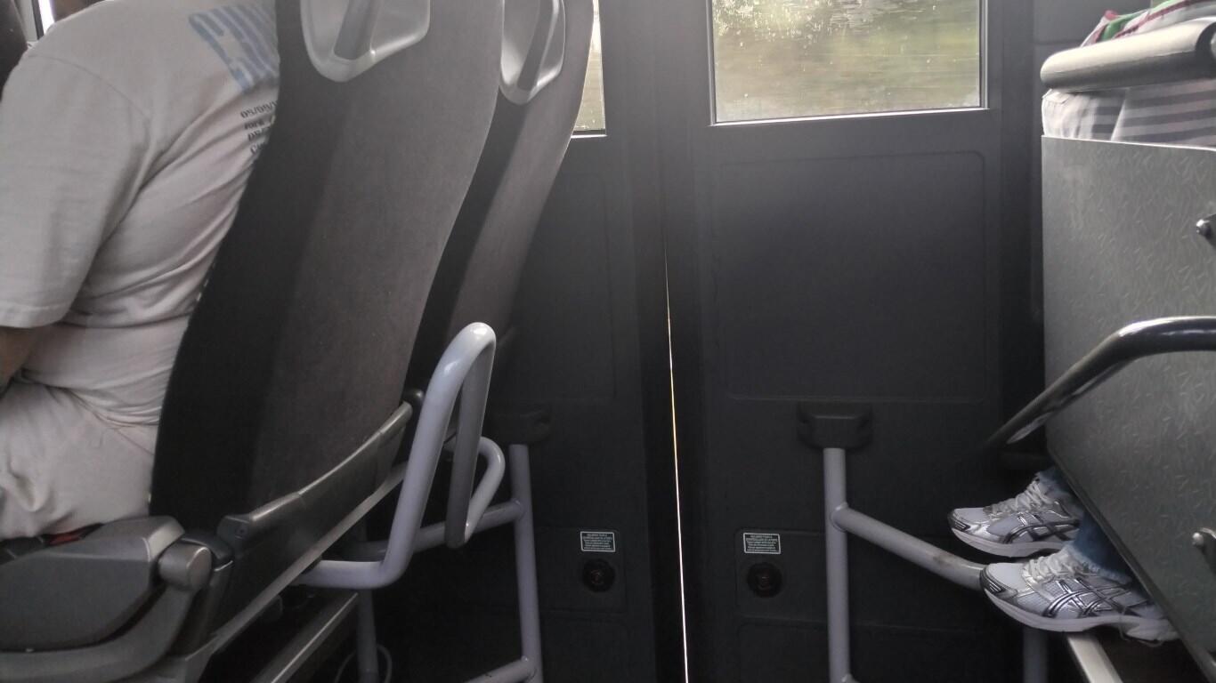 Viaxar de pé ou en asentos pregábeis: nova queixa contra o transporte público operado por Monbus