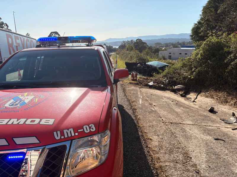 Un ferido leve tras un choque frontal entre un camión e un turismo nun treito en obras da AG-11 en Rianxo