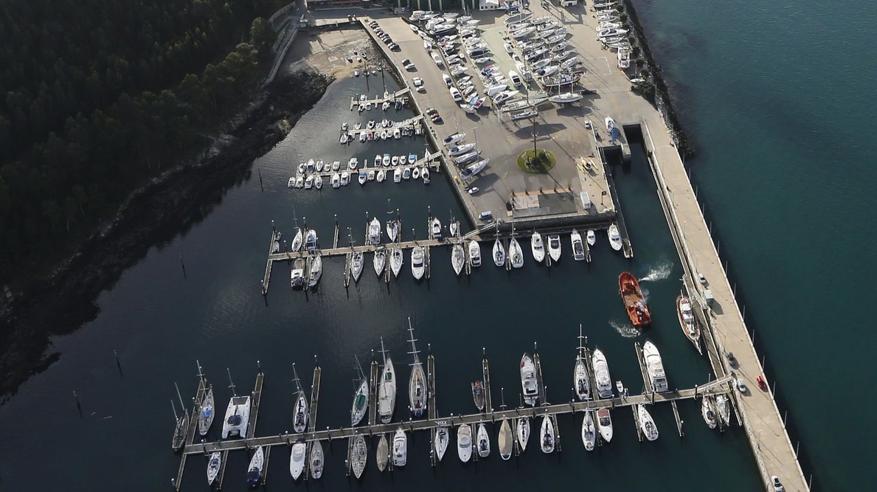 Un home de 79 anos falece tras ser rescatado do mar en Vigo