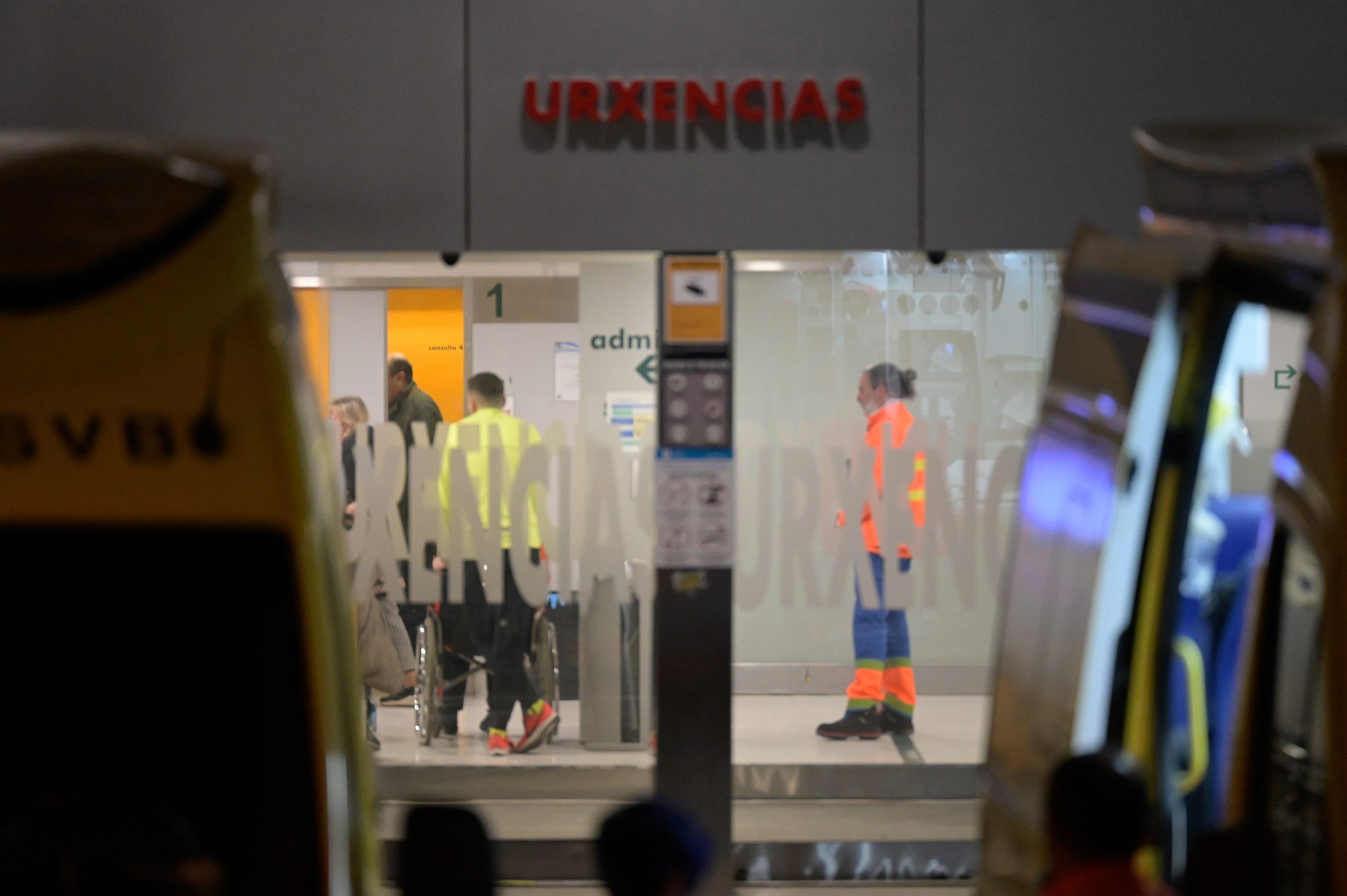 Un home agride na Coruña a dúas técnicas de emerxencias e a un vixiante do Chuac