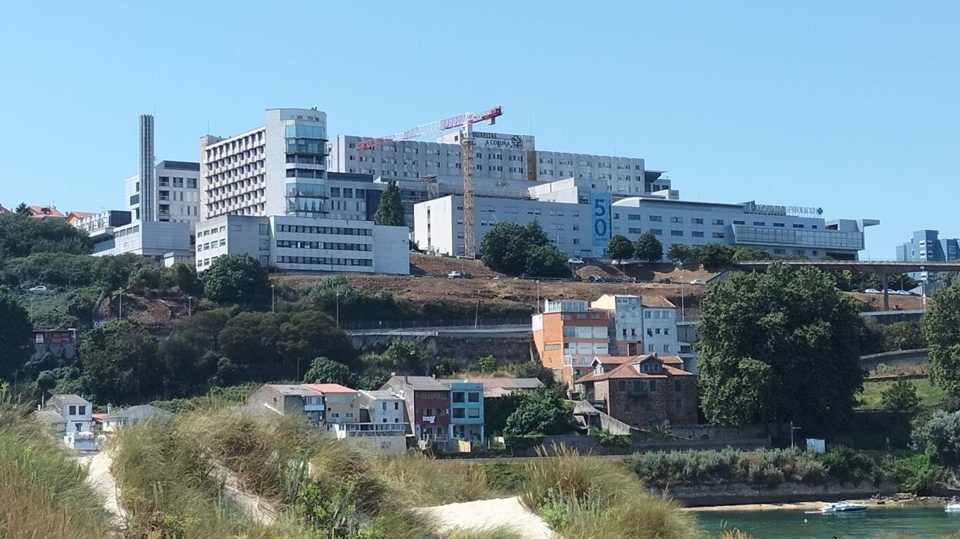 Un home agride na Coruña dúas técnicas do 061 e un vixilante do Chuac