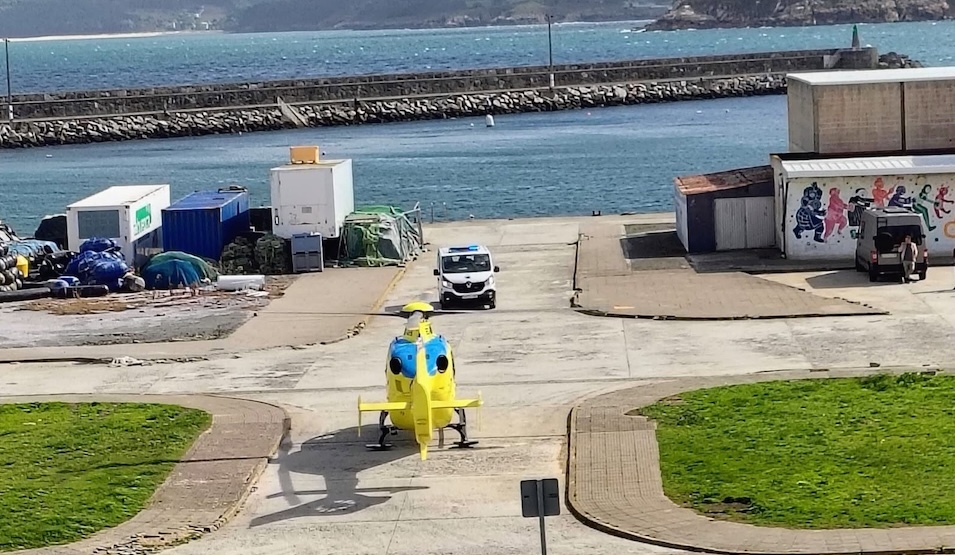 Un veciño e efectivos de emerxencias salvan a unha muller que afogaba en Muxía