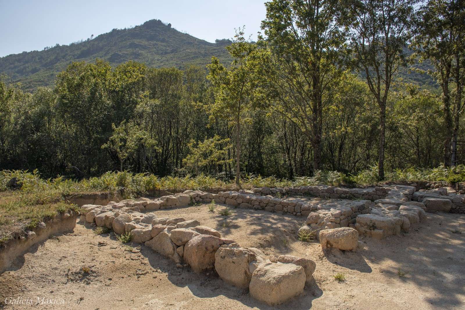 O castro de Mouruás confirma a súa longa historia con estruturas e materiais galaicorromanos