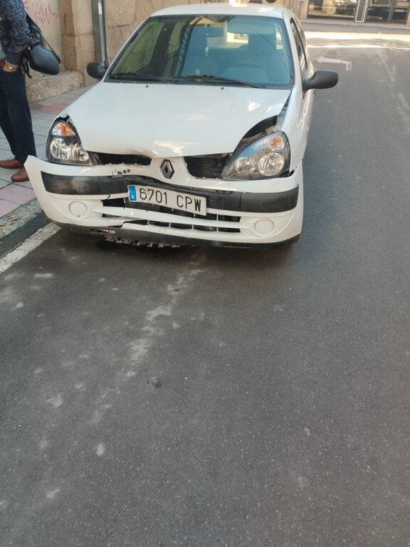 NOTICIAS VERÍN | Entra por dirección prohibida y provoca un accidente en la calle Elle