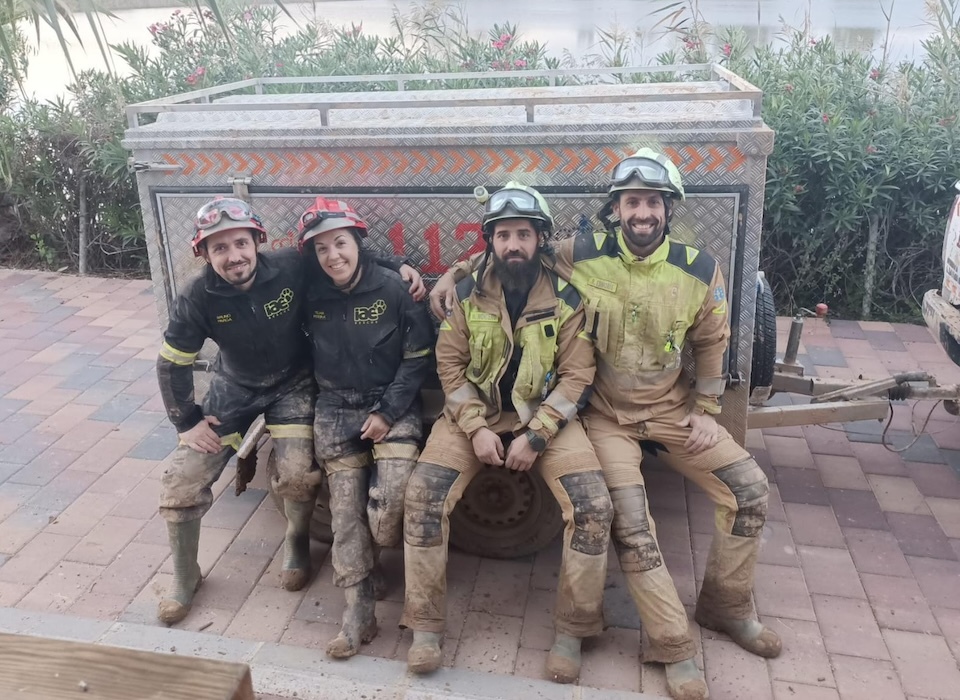 Muros recibe aos bombeiros do GES que estiveron axudando en Valencia
