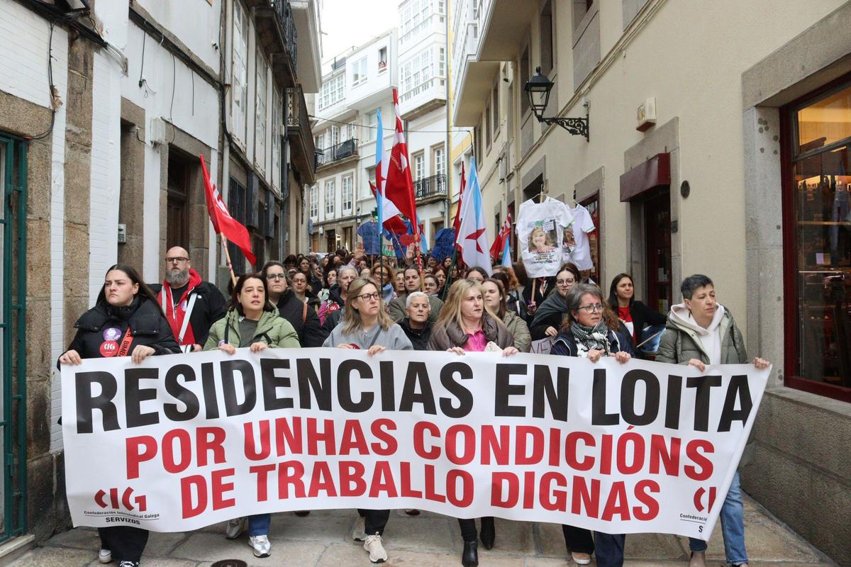 Traballadoras de residencias privadas mobilízanse en Lugo e na Coruña en demanda dun convenio digno