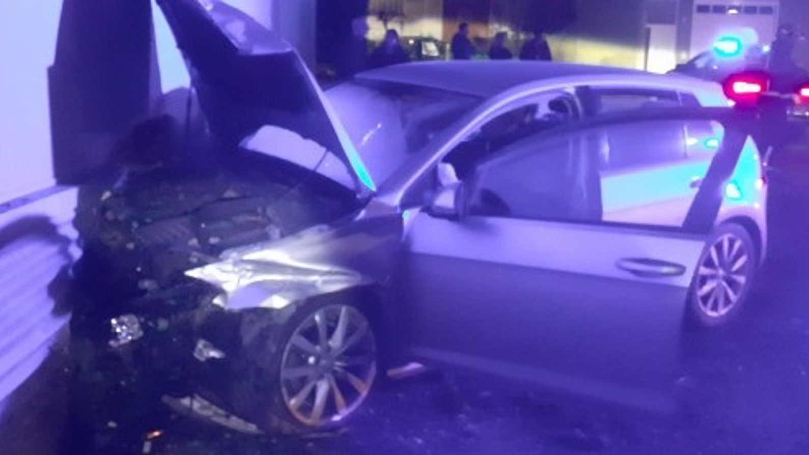 Ferido grave tras colidir co seu vehículo contra un tanatorio en Carballo