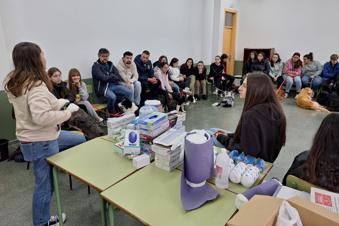 Alumnos do Centro de Formación e Experimentación Agraria de Sergude amplían coñecementos sobre o coidado de animais