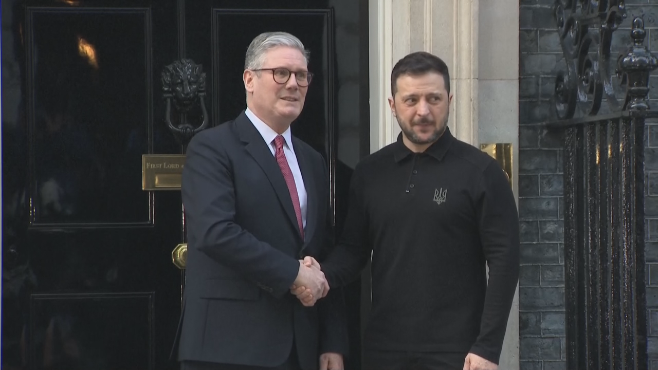 Calorosa benvida de Starmer a Zelenski en Londres logo da polémica con Trump