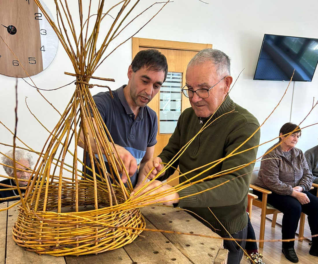 Os maiores do Centro de Día de Porto do Son puxeron en valor a elaboración tradicional de cestos de vimbio