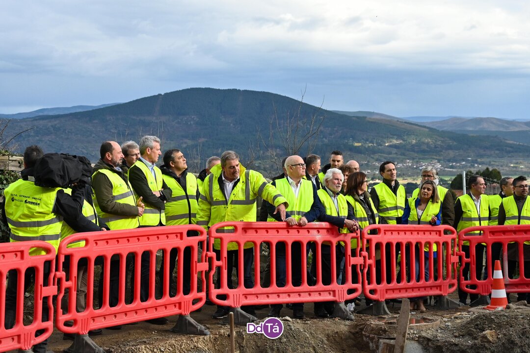 Rueda supervisa las obras del "resurgimiento" de Monterrei, que deberán concluir en año