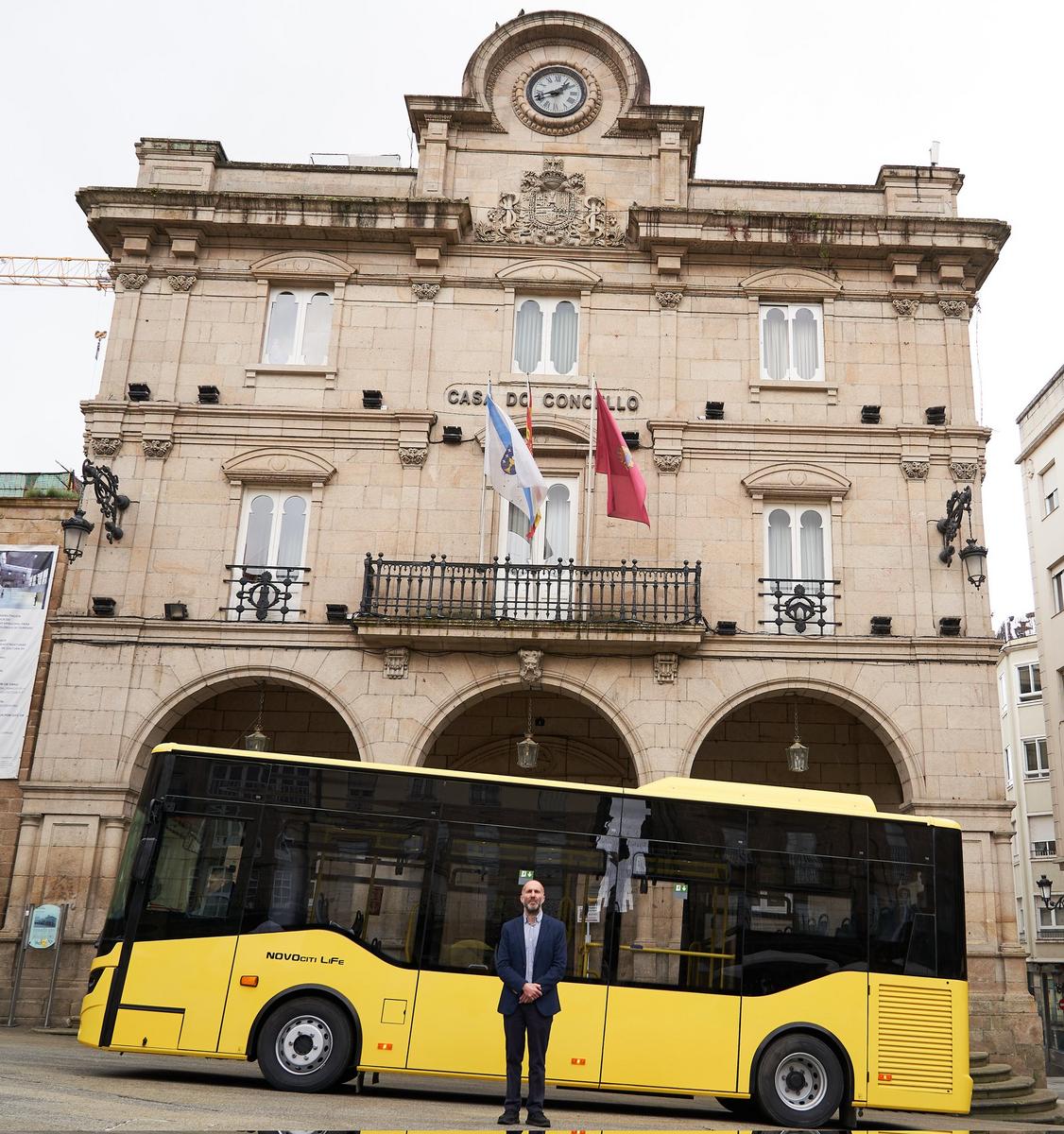 O BNG contra a frota de "busitos" de Jácome: "Son unha estafa"