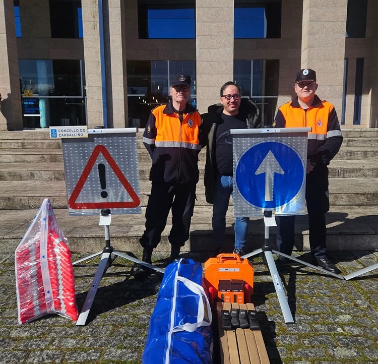 O voluntariado de Protección Civil do Carballiño recibe da Xunta un lote de material loxístico para a seguridade vial